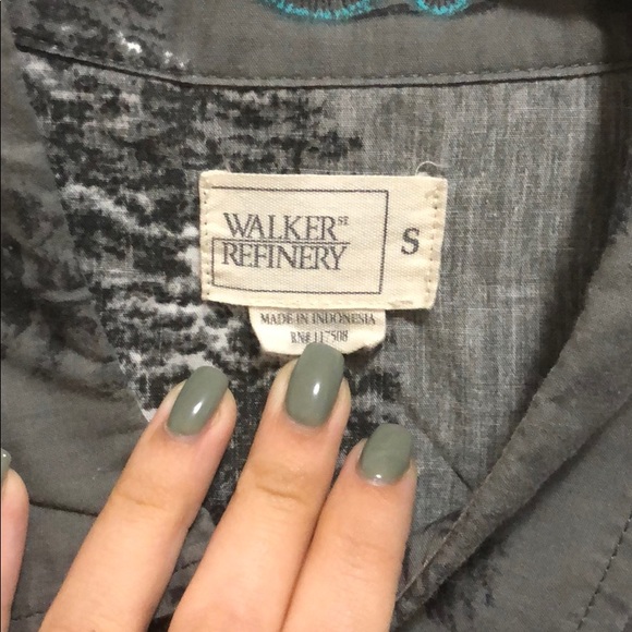 Tree & Gorilla 🦍 button up - Picture 3 of 4